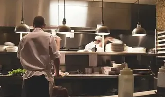 TUI: Κάμερες στις κουζίνες των ξενοδοχείων για να μειωθεί η σπατάλη τροφίμων