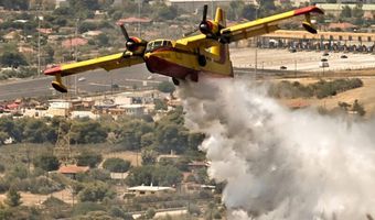 Ρόδος: Μεγάλη μάχη για να σωθεί ο οικισμός Ασκληπιείο - Ακυρώνονται πτήσεις από το εξωτερικό