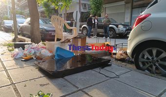 Θεσσαλονίκη: Άνδρας σε αμόκ πέταγε από το μπαλκόνι ντουλάπια, καρέκλες, τηλεόραση κ.α.