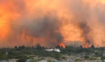 Οι συνεχείς αναζωπυρώσεις, λόγω και των σφοδρών ανέμων καθιστούν αδύνατη την κατάσβεση της φωτιάς στη Ρόδο