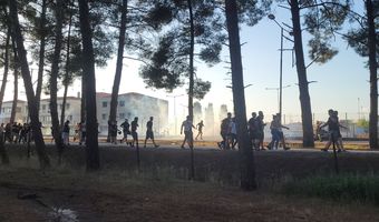 Επεισόδια στη Λάρισα έξω από την Περιφέρεια - Στο νοσοκομείο 6 αστυνομικοί