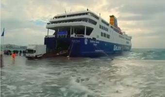 Εντυπωσιακό βίντεο από το λιμάνι της Τήνου - Τα οχήματα βγαίνουν μέσα από τα κύματα
