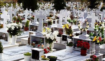 Αναγνώστης από Πυλί: Μετανάστες πηγαίνουν στο νεκροταφείο και βγάζουν selfie πάνω στα μνήματα