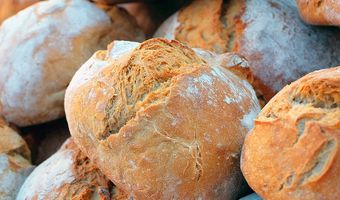 Ανεβαίνει και άλλο η τιμή του ψωμιού – Κινδυνεύει να γίνει είδος πολυτελείας 