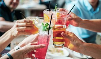 Διακοπές και αλκοόλ: Πώς να απολαύσουμε το ποτό μας χωρίς τον πονοκέφαλο της επόμενης μέρας