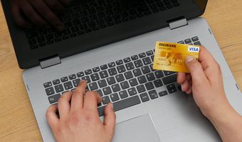 Νέο νομοσχέδιο: Αποζημιώσεις από τις τράπεζες σε θύματα ηλεκτρονικής απάτης