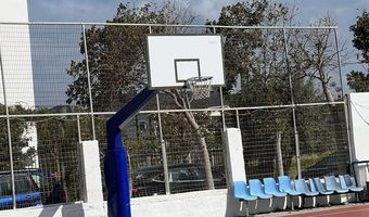 Έβαλαν ξύλινα ταμπλό στο γήπεδο μπάσκετ της Καρδάμαινας