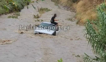Κακοκαιρία: Η συγκλονιστική διάσωση οδηγού από τα ορμητικά νερά στη Λαμία