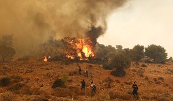 Ρόδος: Αδιάκοπη μάχη με τις αναζωπυρώσεις 