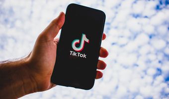 TikTok: Έρχονται νέα μέτρα για τους χρήστες στην ΕΕ