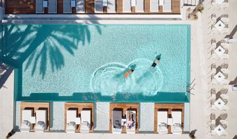 Στα καλύτερα ξενοδοχεία στην Ελλάδα το Kantouni Beach Boutique Hotel