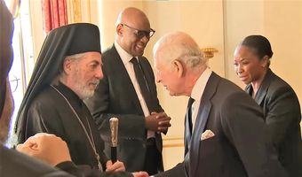 Καλυμνιακής καταγωγής ομογενής ο Έλληνας Αρχιεπίσκοπος της Μ. Βρετανίας Νικήτας στην στέψη του Βασιλιά