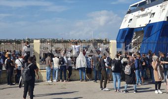Ρόδος: Περισσότεροι από 400 μετανάστες συγκεντρώθηκαν στο λιμάνι εμποδίζοντας τον απόπλου επιβατικών σκαφών
