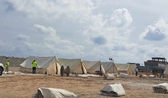 Στήνουν σκηνές στη Ρόδο (στο λιμάνι της Ακαντιάς) και δημιουργούν πρόχειρο καταυλισμό για τους πρόσφυγες 