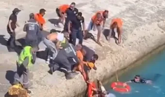 Τήνος: Γυναίκα έπεσε στη θάλασσα όταν πήγε να μπει στο πλοίο – Συγκλονιστικό βίντεο με τη διάσωση της