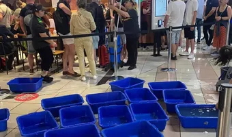 Τριτοκοσμικές εικόνες στο αεροδρόμιο της Ρόδου - Μάζευαν τα νερά της βροχής με τους κουβάδες