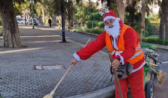 Υπάλληλος του Δήμου Κω ντύθηκε Άγιος Βασίλης και καθαρίζει τους δρόμους