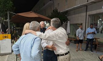 Πανηγυρισμοί στο γραφείο του Βασίλη Υψηλάντη για την εκλογή του