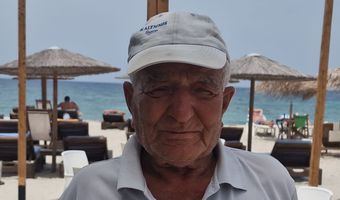 Ο κ. Σάββας Ξυλουράς, πλανόδιος πωλητής σφουγγαριών μιλάει για τα 50 χρόνια "εργασίας" στη θάλασσα