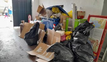 Γεμάτη σκουπίδια η αυλή του Δημαρχείου Κω