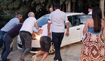 "Xαμός" στη Ζιά με το πάρκινκ - Παραλίγο να πέσει αυτοκίνητο στο "κενό" (vid)