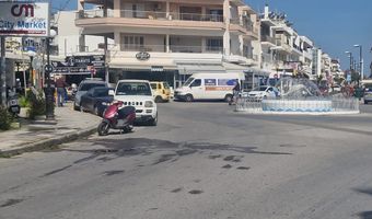 Τροχαίο ατύχημα στην περιοχή “Δελφίνια” – Μηχανάκι παρέσυρε πεζό