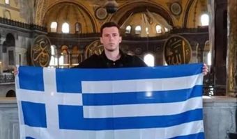 Viral Έλληνας που άνοιξε σημαία στην Αγία Σοφία – Αντιδράσεις στην Τουρκία