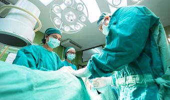 Νοσοκομεία: Ανοίγει το ΕΣΥ σε ιδιώτες – Αντίθετοι οι γιατροί στα απογευματινά χειρουργεία επί πληρωμή