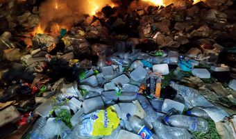 Ανησυχία και αποπνικτική ατμόσφαιρα χθες στη Λάμπη - Έβαλαν φωτιά και έκαψαν χιλιάδες πλαστικά
