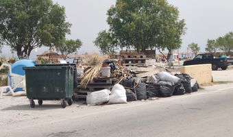 Τιγκάκι: Σωροί σκουπιδιών στην κεντρική παραλία