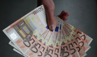 Κοινωνικά επιδόματα 187 εκατ. ευρώ καταβάλλει σήμερα ο ΟΠΕΚΑ - Δείτε ποιοι πάνε "ταμείο"