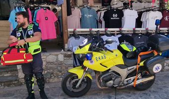 Επέμβαση του μοτοσικλετιστή του ΕΚΑΒ σε περιστατικό στη Ζιά