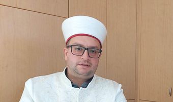 ΣΤΟ ΑΜΠΟΥ ΝΤΑΜΠΙ Ο ΣΟΦΟΛΟΓΙΟΤΑΤΟΣ ΙΜΑΜΗΣ ΚΩ Ι. ΤΡΑΜΠΑ ΚΑΤΟΠΙΝ ΠΡΟΣΚΛΗΣΕΩΣ ΠΑΝΕΠΙΣΤΗΜΙΟΥ