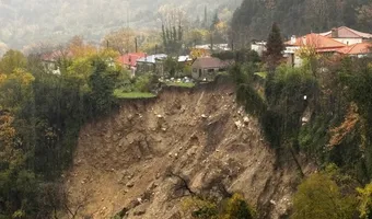 Τζουμέρκα: Μεγάλη κατολίσθηση λόγω της κακοκαιρίας – Σπίτια «κρέμονται» στον γκρεμό