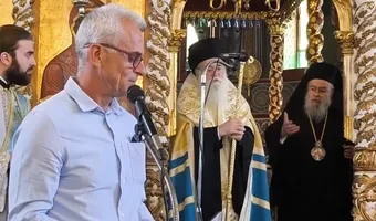 Μητροπολίτης επέπληξε διευθυντή σχολείου για την αμφίεσή του στην εκκλησία: «Με τα πουκάμισα έξω ήρθες να βγάλεις λόγο...