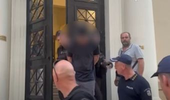 Χειροκροτήματα από την οικογένεια και τους φίλους του για τον 25χρονο που κατηγορείται για τη φωτιά στο Γηροκομείο Πάτρας