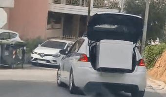 Περιπολικό μετέφερε ψυγείο στο πορτ μπαγκάζ του