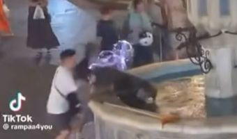Ρόδος: Nεαρός έσπρωξε και έριξε μέσα στο σιντριβάνι ...για πλάκα άστεγο (βίντεο)