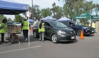 HΠΑ: Δημοσιονομική παράλυση χωρίς προηγούμενο: Ουρές χιλιομέτρων στην Καλιφόρνια για δωρεάν τρόφιμα 