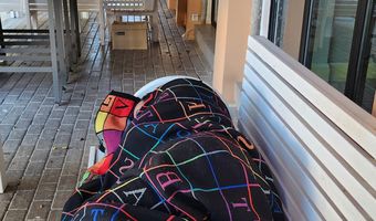 Άστεγος άνδρας κοιμάται εδώ και 4 ημέρες σε παγκάκι στην πόλη της Κω