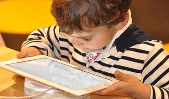 Οι οθόνες και ο τρόπος ζωής απειλούν την όραση των παιδιών – Αύξηση της μυωπίας με γεωμετρική πρόοδο από την προσχολική ηλικία