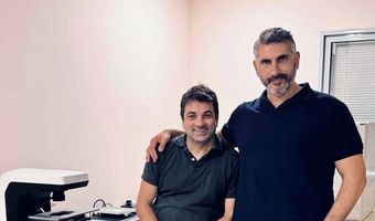"KosBio": Οι Κώοι Κώστας Χατζηστέργος & Νίκος Ιωάννου «τα βάζουν» με την Αταξία του Φρίντριχ και μιλούν στο thebest