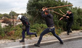 Viral η φωτογραφία με τους αγρότες που έβαλαν στο κυνήγι αστυνομικό με κατσούνες