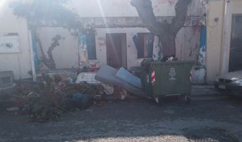 Παράπονα κατοίκων στην οδό Αλικαρνασσού για τα σκουπίδια, τον δρόμο κ.α.