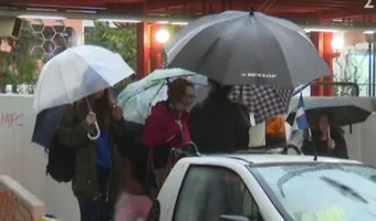 Μοσχάτο: Με αγροτικό μεταφέρει ο δήμος τους πολίτες - Ποτάμια οι δρόμοι από την Adel