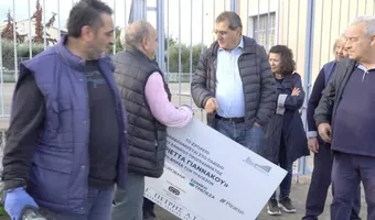 Πάτρα: Ο Δήμαρχος ξήλωσε διαφημιστικές πινακίδες τραπεζών από σχολεία