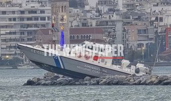 Βόλος: Σκάφος του Λιμενικού “καβάλησε” τον κυματοθραύστη στο λιμάνι – Απίστευτες εικόνες