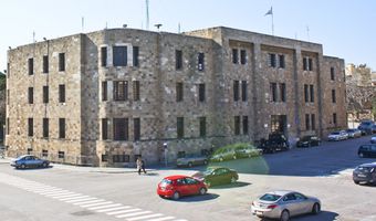 Ρόδος: Άνδρας  επιχείρησε να βάλει φωτιά στο αστυνομικό μέγαρο με μπιτόνι βενζίνης 