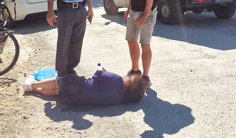 Τουρίστρια χτύπησε στον δρόμο προς Ασκληπιείο – Περίμενε για περίπου 1,5 πεσμένη στο έδαφος, μέχρι να έρθει το ασθενοφόρο... (είχε πάει σε άλλο περιστατικό στην Κέφαλο)
