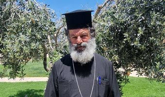 O εφημέριος του Ι.Ν. Εισοδίων της Θεοτόκου στην Κέφαλο μιλάει για την ανάγκη του έργου ασφαλτόστρωσης στον Αϊ Γιάννη
